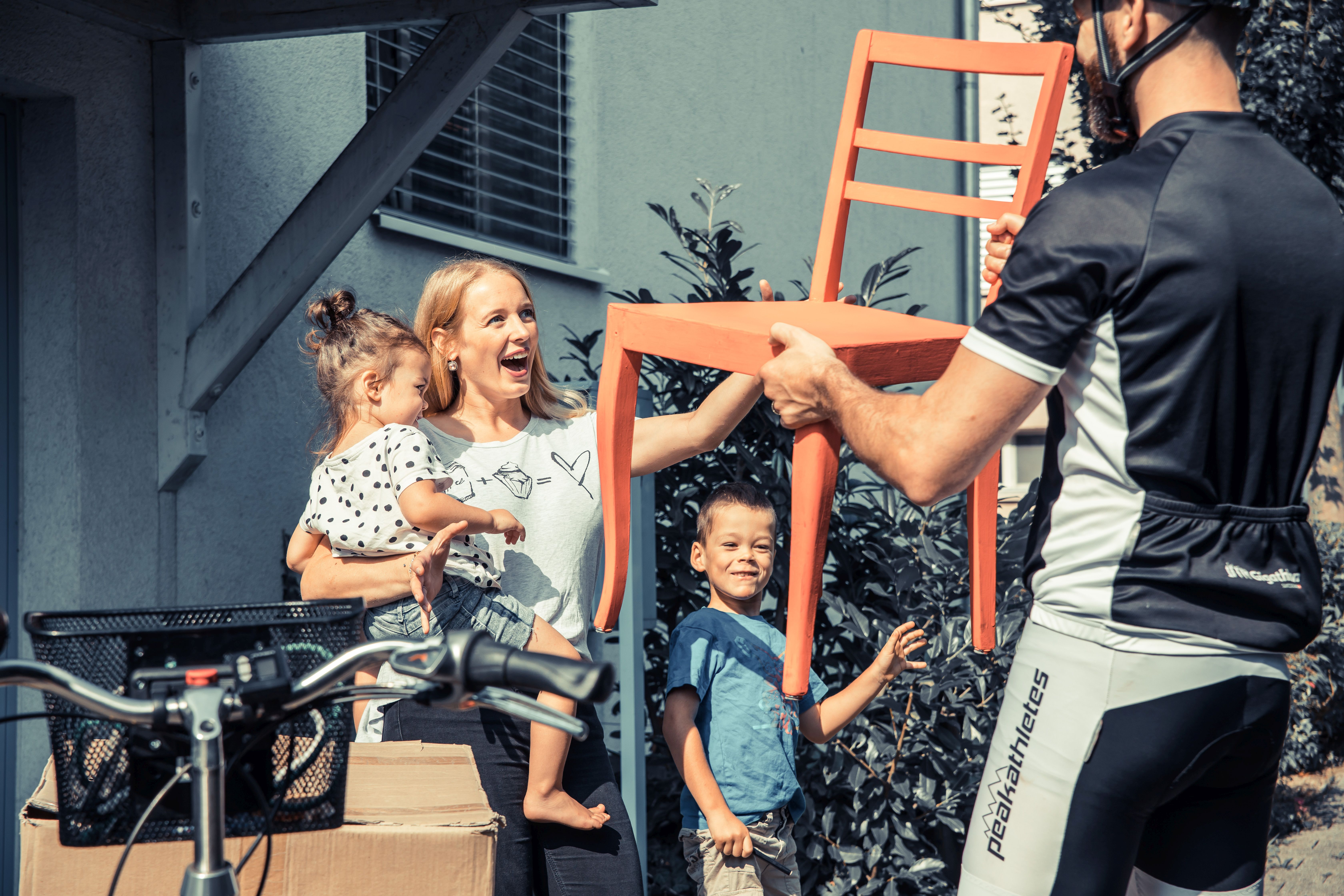 Uniskat-Velokurier übergibt einen Stuhl